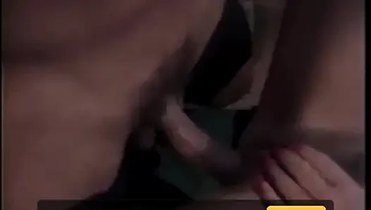 Ateşli sarışın karanlıkta yatak odasında ateşli eylem yapıyor