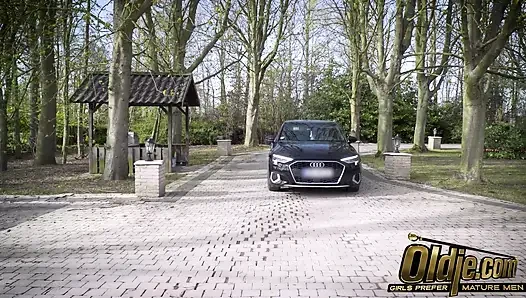 Mia de vil pertama kali
