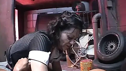 Pesta seks, bukkake, dan dobel penetrasi pembantu rumah tangga tua