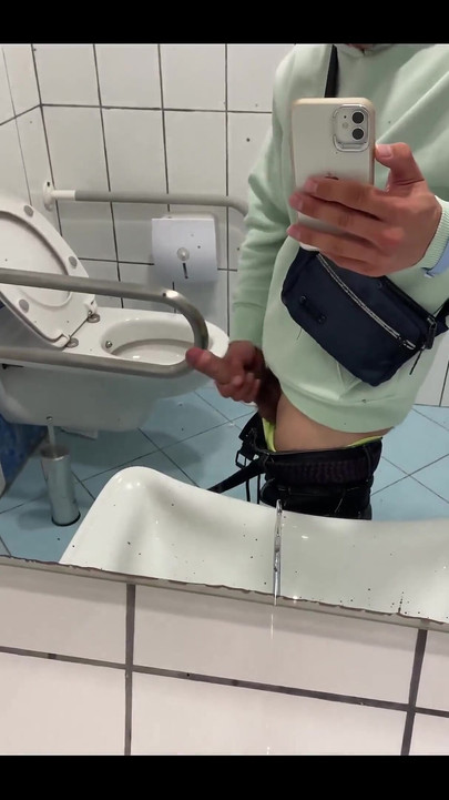I Can't Miss the Opportunity to Masturbate in Toilet