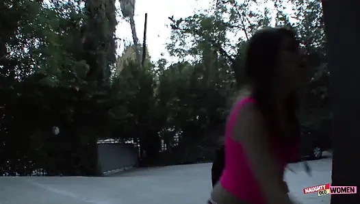 Грудастая милфа-брюнетка вылизывает свою девушку и заставляет ее кончить пальцами