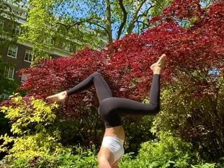 Noel Capri Berry doet yoga in een zwarte panty