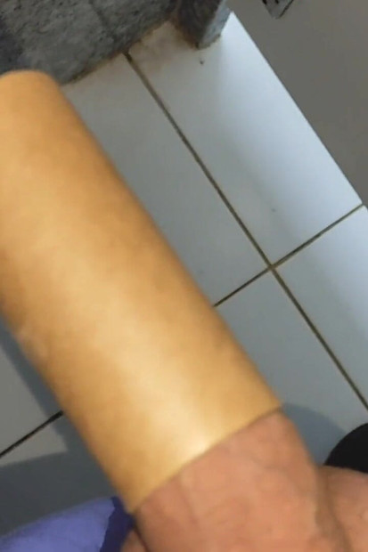 デカくてまっすぐなチンポが接着剤でいっぱいのファックに突き刺さっています。