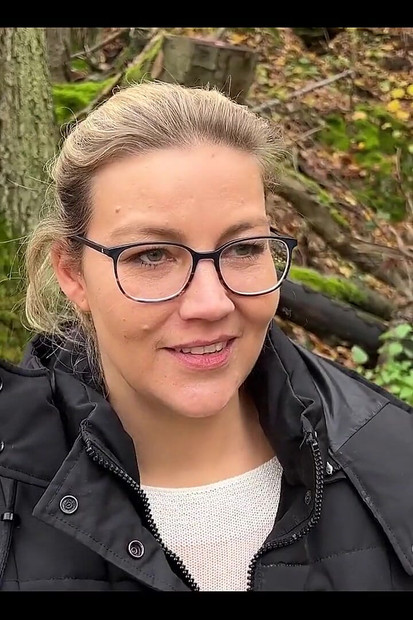 Extremely Horny MILF Cunt Squirts Outdoors