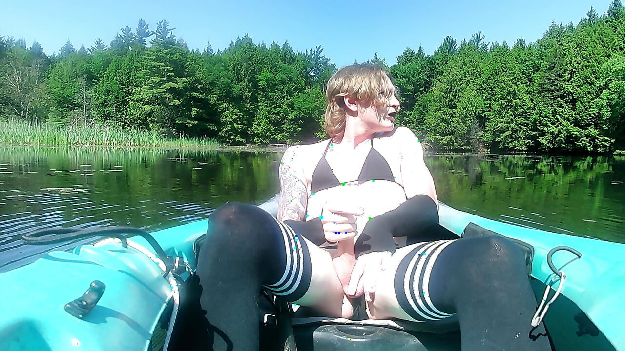 Fresa rubia gótica femboy en bikini negro y calcetines, sesión de kayak natural - solo semen en cove