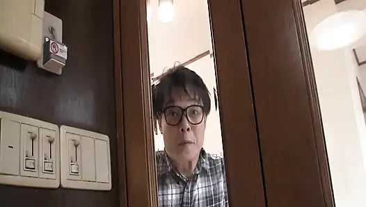 A082G05 istri tetangga sebelah yang lagi masturbasi memamerkan tubuhnya yang erotis...