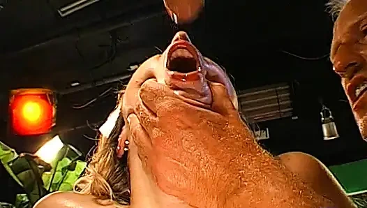 Cewek hot rambut pirang ini lagi asik nyepong kontol besar dan memeknya dientot habis-habisan