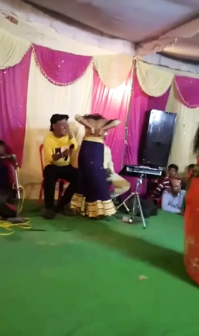 boob show while dancing