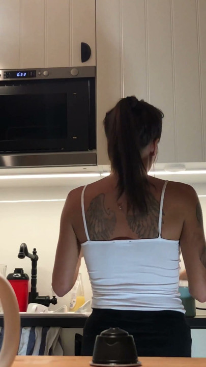 Perfekte pokies på kjøkkenkameraet, braless Sylvia og hennes Am | Klipp 1