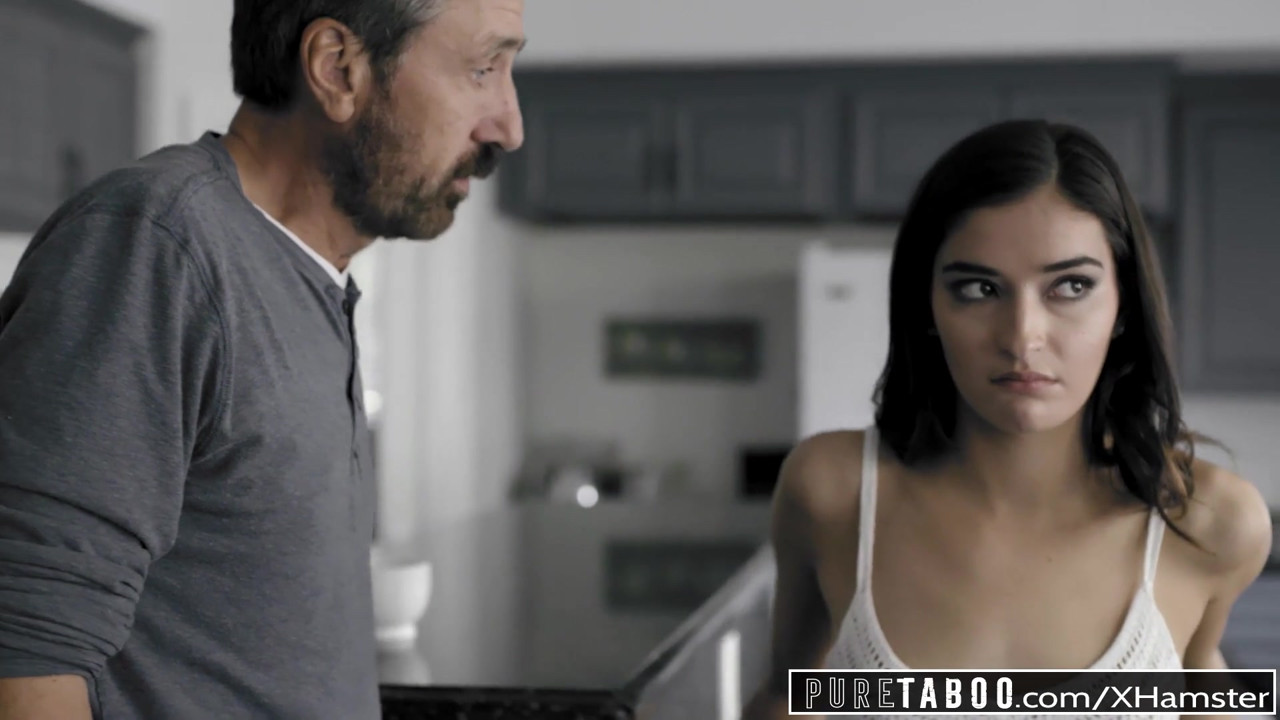 純粋なタブーティーン痴女Emily WillisがStepdadでスパンキング＆中出し