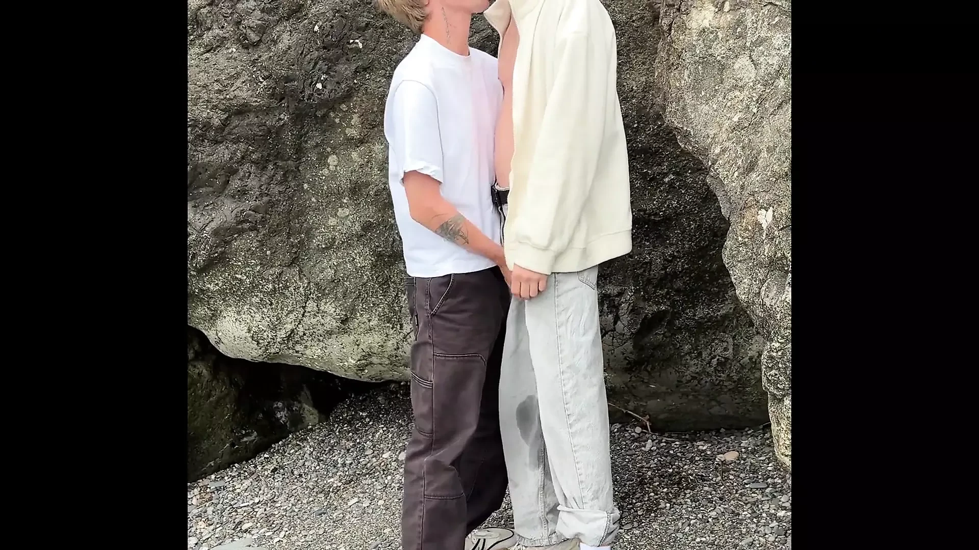 Found a Guy with a Big Dick by the Sea, Offered Him a Blowjob, He Agreed, Part 1