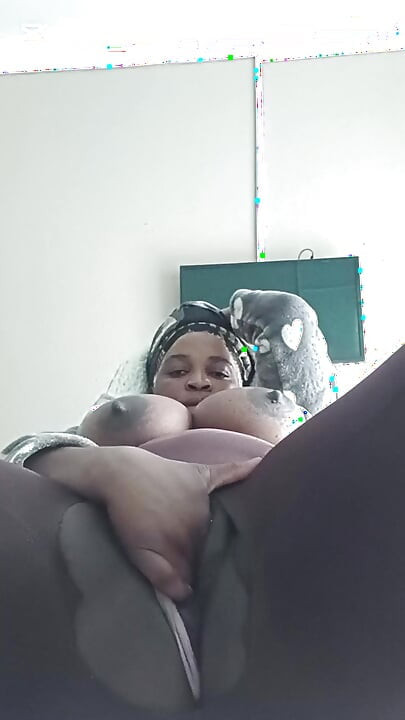 Une femme solitaire à gros nichons
