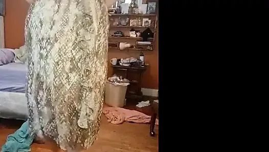Anziehen im flauschigen kleid von nackt