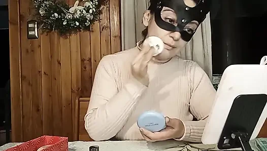 Maggy lagi muasin lipstiknya dengan lipstik