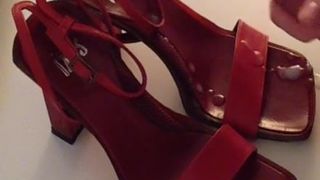 Сексуальные камшоты в красных сандалиях