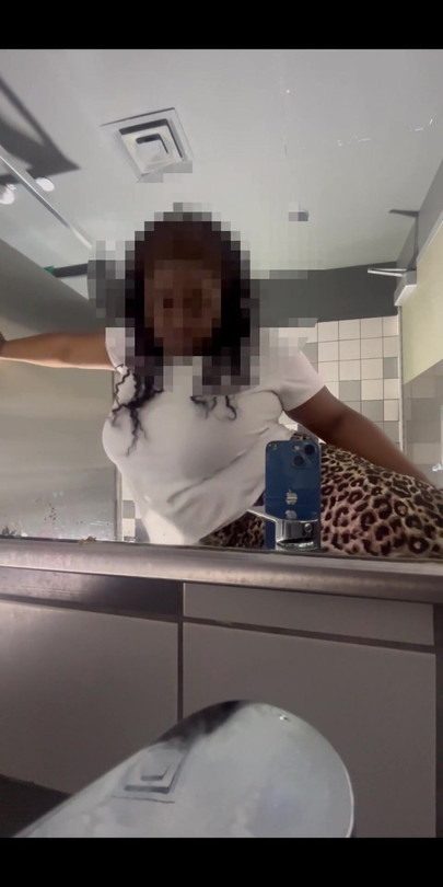 ¡Qué harías si me encuentras bajo tu árbol de navidad! | Clip 1