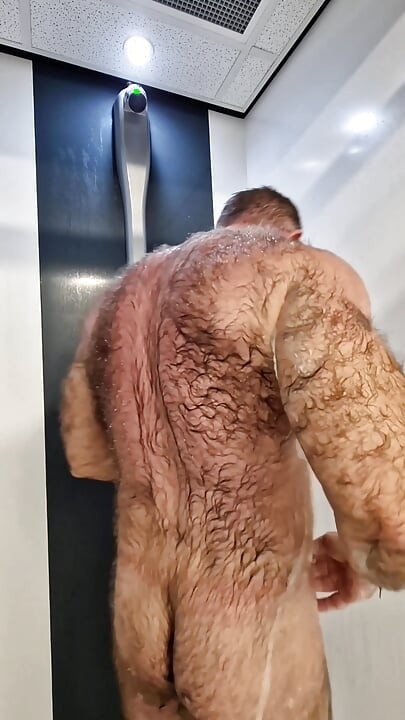 Jack peludo tomando una ducha