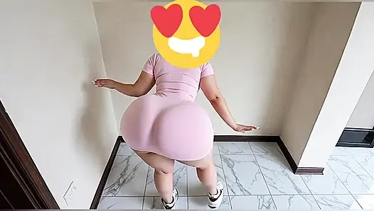 Pantat besar dengan celana dalam thong yang sangat tipis