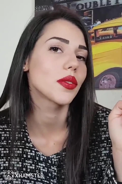 İtalyan güzel sigara içmeyi seviyor