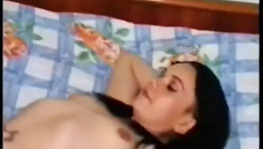 Кастинг с возбужденной брюнеткой с татуировками пустили паровозиком