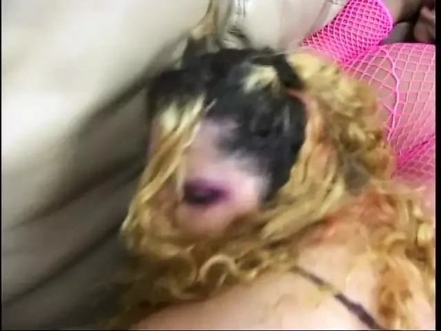 Do bari rndi ek doosre ko sntusht karti hain jabki doosra mard ko bloee deta hai