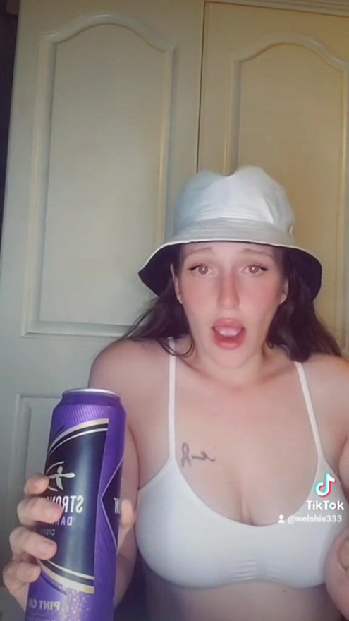 Λατρεύω αυτή την πουτάνα του Tik Tok