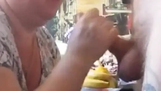 Bu yarağı emmek en sevdiğim şey ve onun boşalmasını izlemek