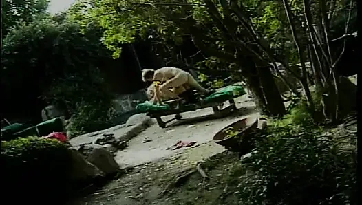 Klasik sarışın orta yaşlı seksi kadın açık havada sert sikiliyor