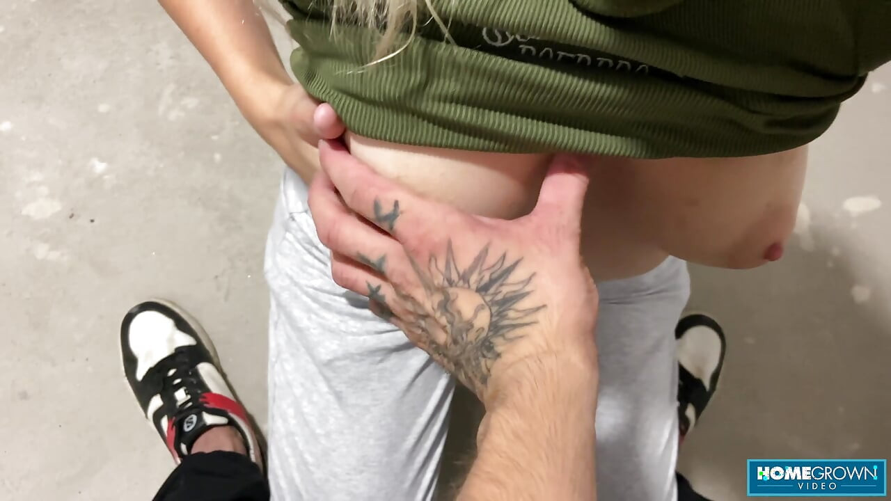 คู่รักเซ็กซี่เปลี่ยนทัวร์อาคารให้เป็นหยอกล้อบนดาดฟ้าสุดฮอต