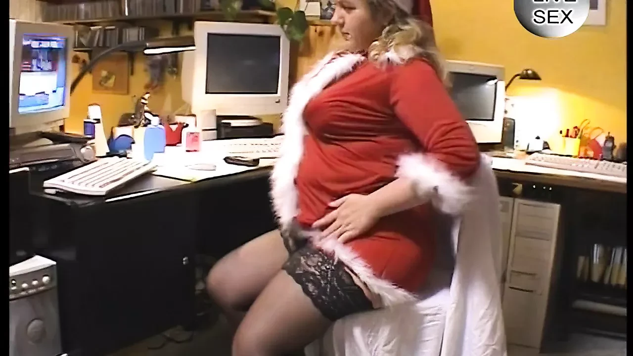 Milf im Kostuem pinkelt in die Salatschale