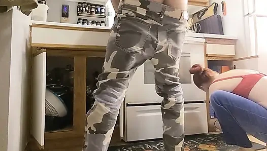 Пары Демонстрируют Ягодичные Складки, Заменяя Бамперы Шкафов