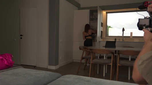 Vollbusiges Mädchen Von Nebenan Vor Dem Fitnessstudio - POV Enge Muschi Ficken Und Spermafütterung. Bts
