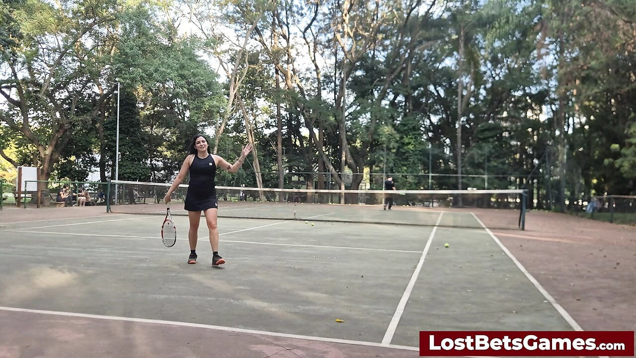 Een striptenniswedstrijd in de buitenlucht met Rafaela en Igor