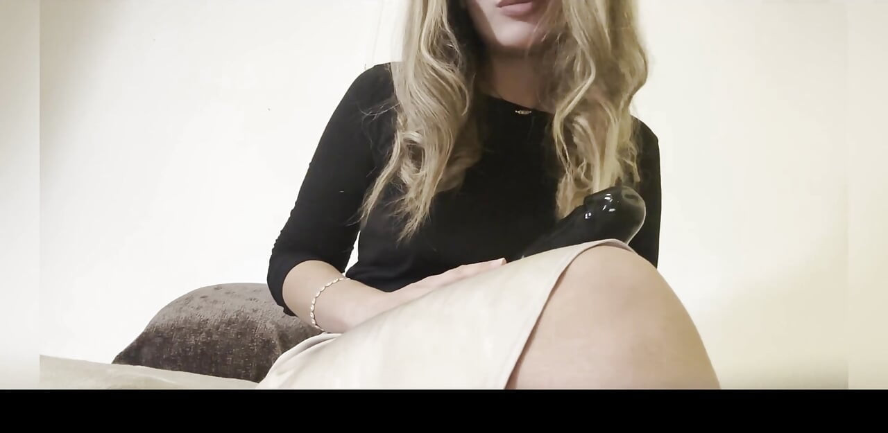 Vends-ta-culotte - Junge französische domina lehrt dich, wie man einen großen schwarzen dildo in mund und arsch nimmt