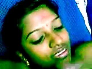 Tamilska dziewczyna dostaje cum w ustach
