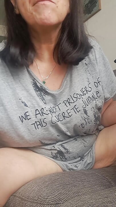 MILF rozkłada nogi podczas jedzenia