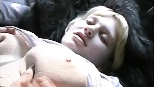 Memek berbulu gadis sange ini dientot habis-habisan di dalam mobil dan toket besarnya dicrot di dalam sama kontol besar