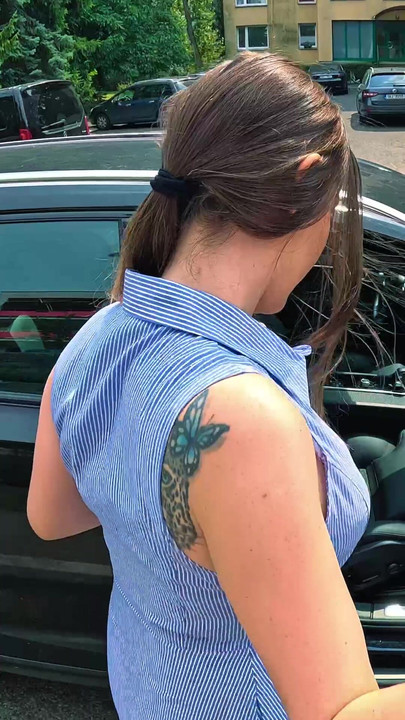 لقد فات موعد استحقاق ديونها ، لكن كسها ليس كذلك.