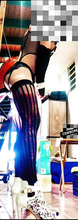 Sexy transgender černá punčocha na koni anální dildo ve zdi