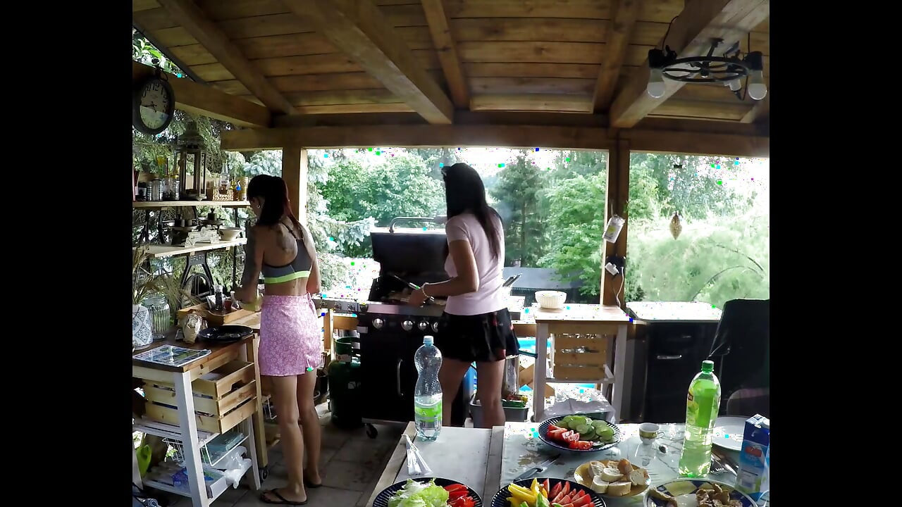 De buurvrouw heeft een barbecue en de meisjes zijn schaamteloos en hebben geen slipje
