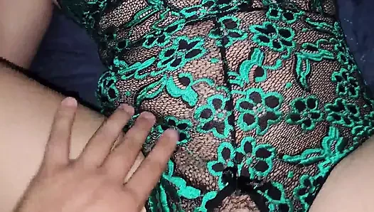 Xxx bakire baldız erkek arkadaşı gelmeden önce kendini sikiyor