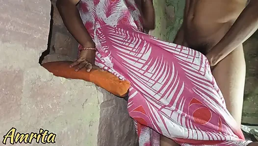 Hintli bir kızı eve çağırıyor ve sikiyor