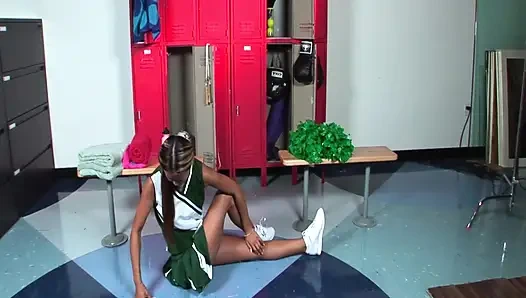 Kara tai si pemandu sorak Asia lagi asik muasin memeknya pakai mainan seks