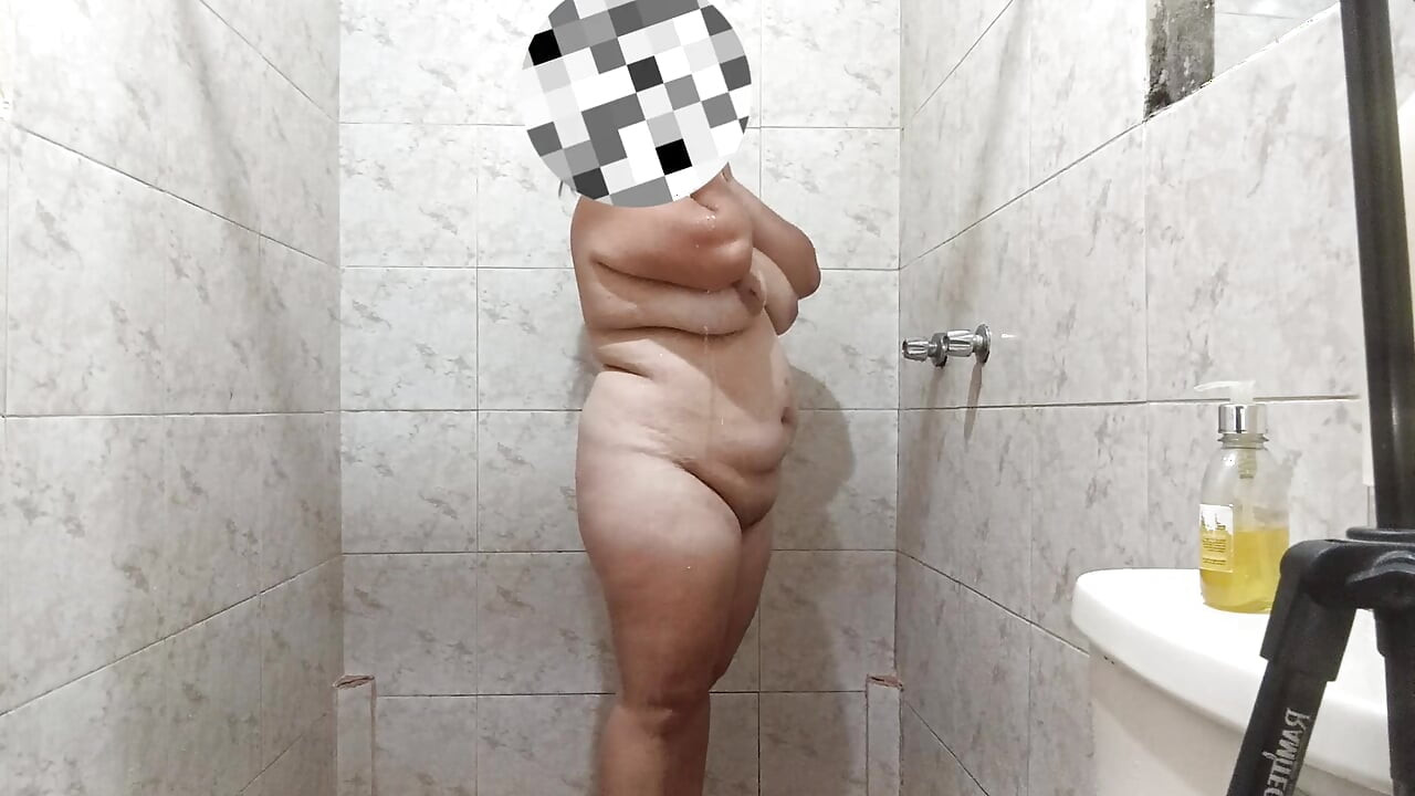 Garota latina sexy se toca muito rica enquanto toma banho rica e tem seios gigantes.