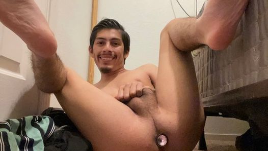 Homo twink neukt zijn maagdelijke kont met zijn buttplug en zijn dildo