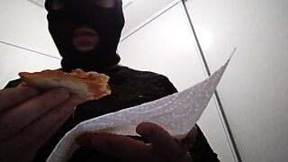 Comendo pizza de porra