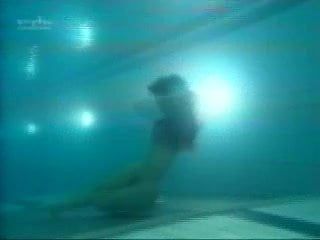 Abu-nackte Model-Session unter Wasser