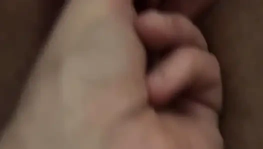 Bearbeite und fiste das quiekende geschwollene Fötzchen