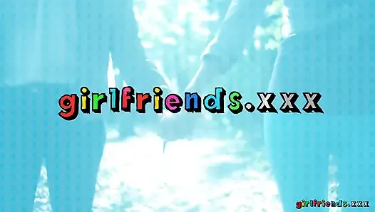 Girlfriends XXX - in der Wanne nass zu werden führt zu muschispielen