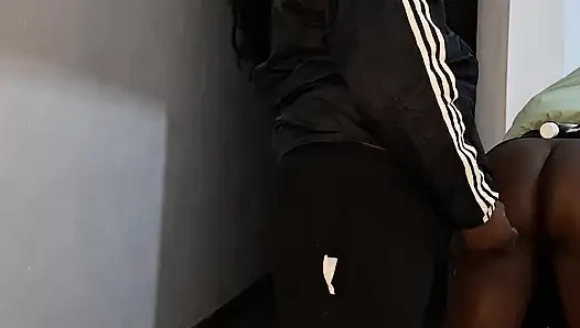 Kocam Dünya Kupası izlerken kocamın erkek kardeşi koridorda benimle seks yaptı.
